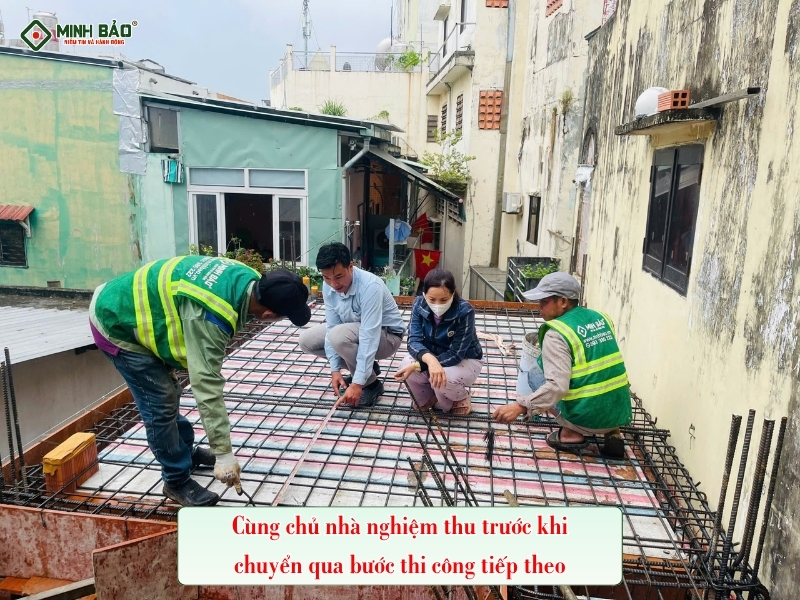 Cùng chủ nhà nghiệm thu trước khi chuyển qua bước thi công tiếp theo