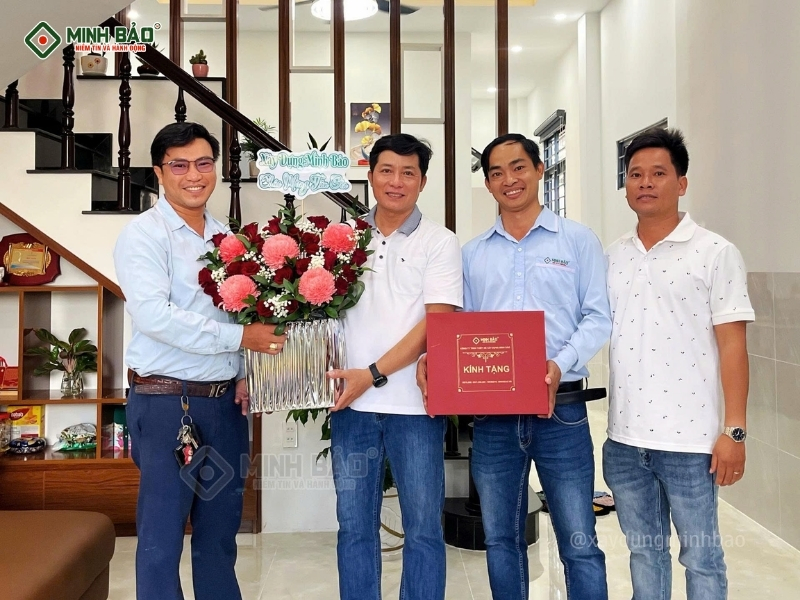Minh Bảo bàn giao nhà cho gia chủ sau khi thi công
