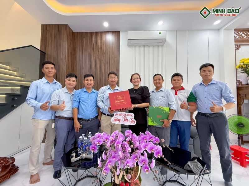 Minh Bảo bàn giao nhà cho gia chủ sau khi xây dựng