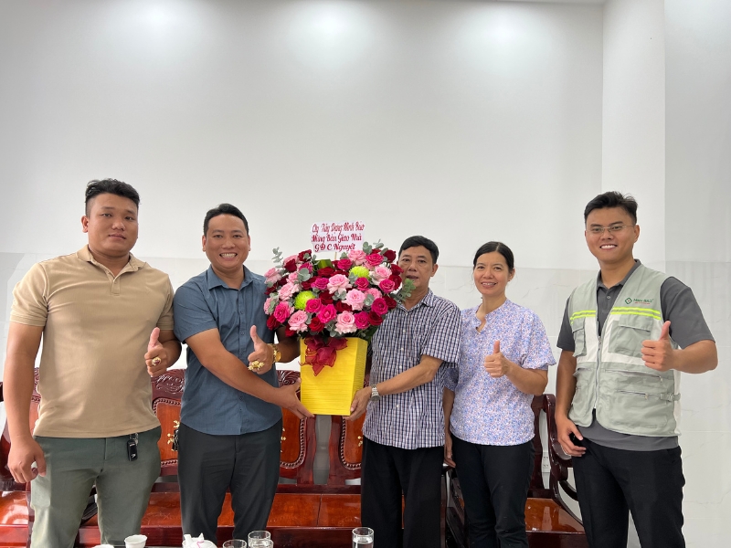 Minh Bảo bàn giao nhà cho gia chủ sau khi xây dựng