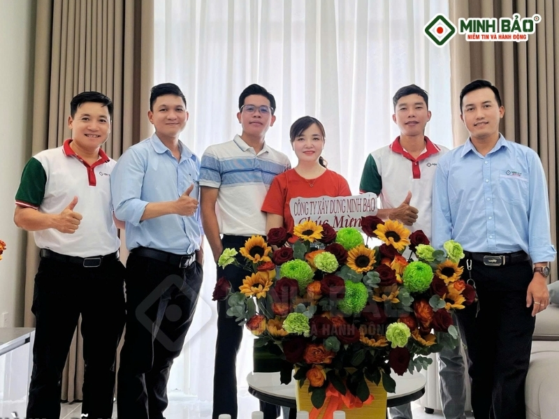 Đội ngũ Minh Bảo bàn giao nhà cho gia chủ