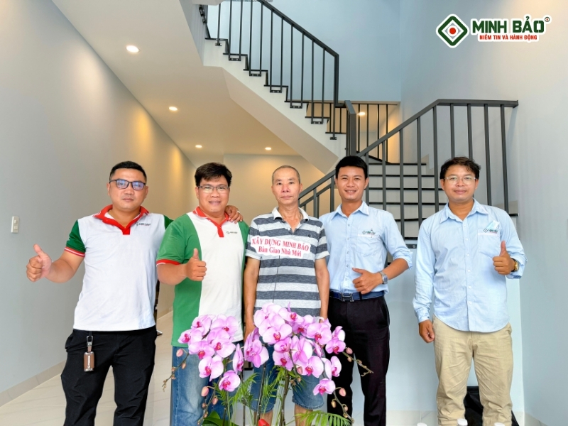 Minh Bảo bàn giao nhà cho gia chủ sau khi xay dung