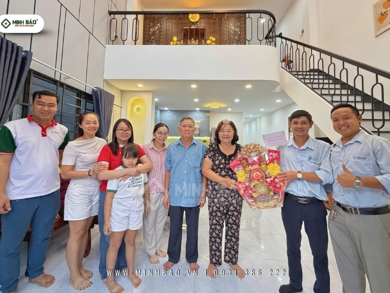 Minh Bảo bàn giao nhà cho gia chủ sau khi xây dựng