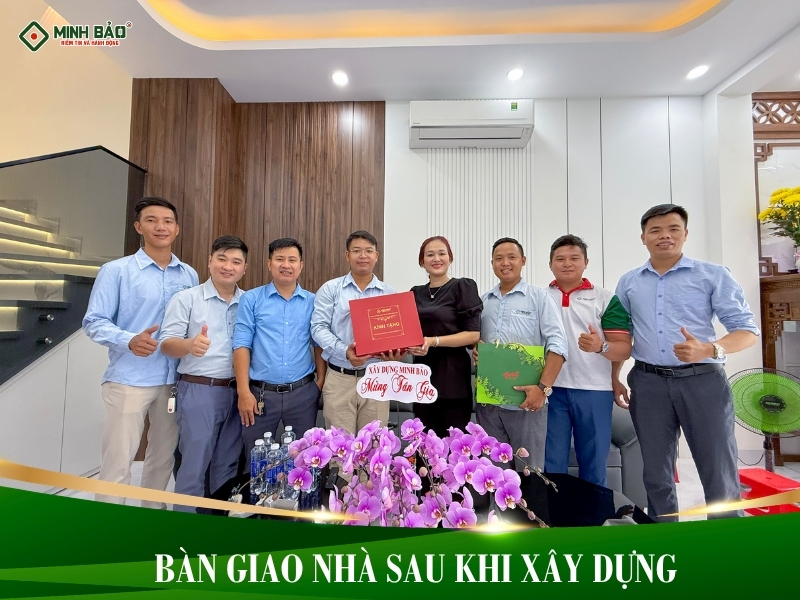Minh Bảo bàn giao nhà cho gia chủ sau khi xây dựng