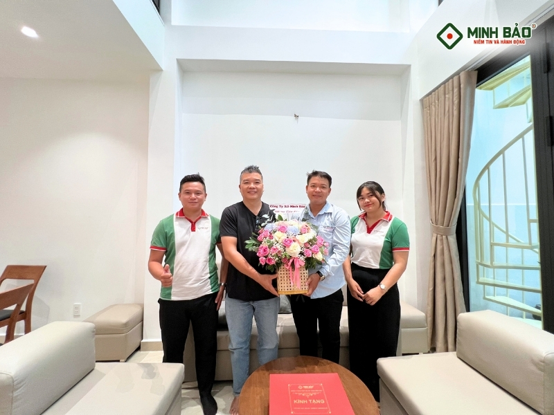 Minh Bảo bàn giao nhà cho gia chủ sau khi xây dựng