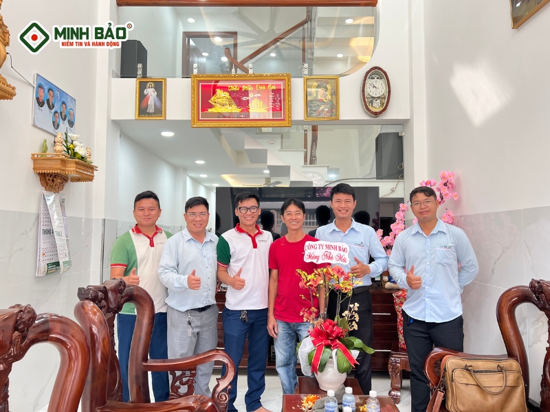Minh Bảo bàn giao nhà cho gia chu sau khi xây dựng